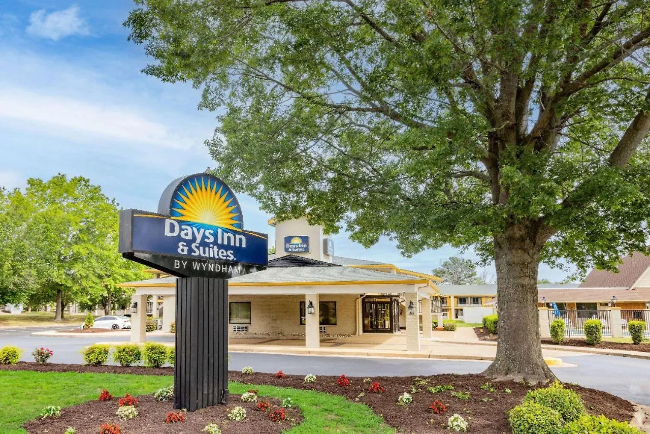 Days Inn & Suites By Wyndham Colonial Williamsburg Hotel